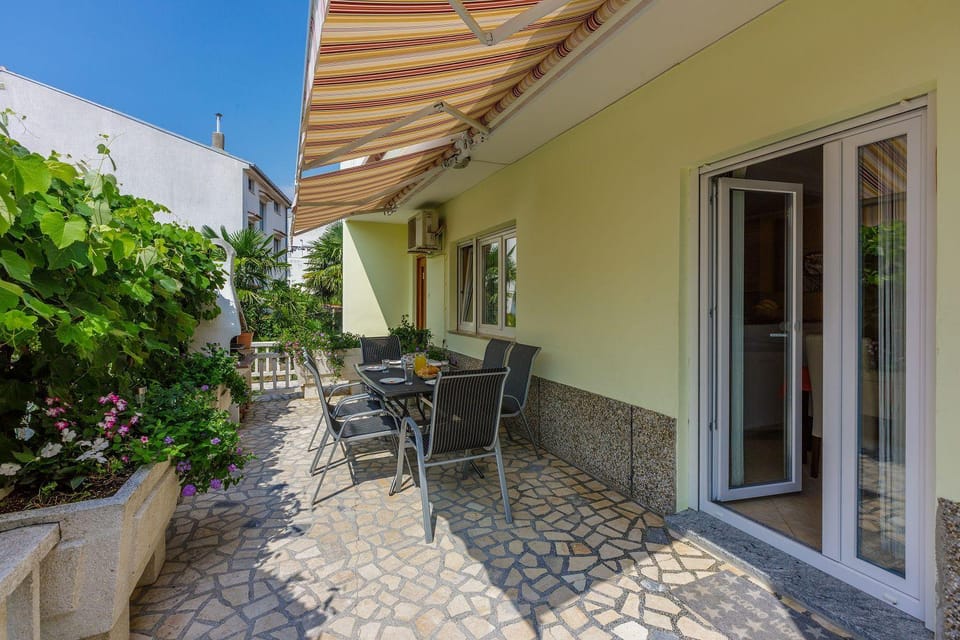 Hundefreundliches Apartment nur 350 Meter zum Sandstrand mit privater Terrasse, Steingrill, WiFi Apartment in Crikvenica