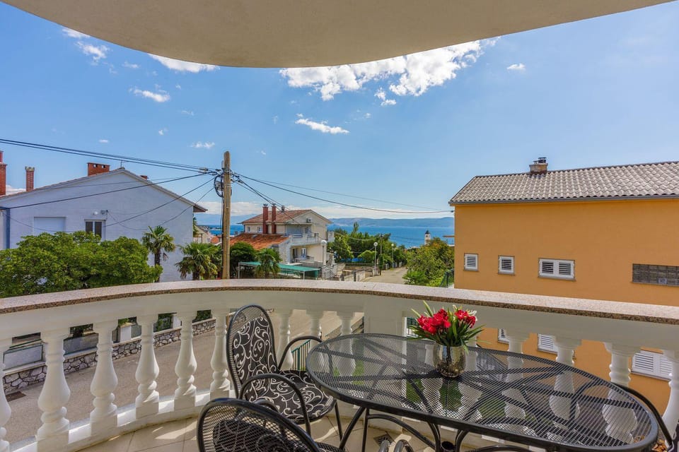 Komfortables Apartment nur 500 Meter zum Strand mit Meerblick, Klima, privatem Balkon Apartment in Crikvenica
