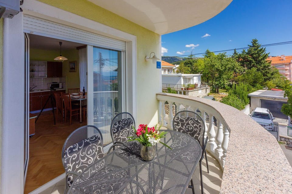 Komfortables Apartment nur 500 Meter zum Strand mit Meerblick, Klima, privatem Balkon Apartment in Crikvenica