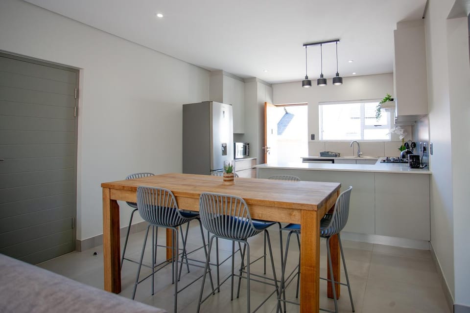 Kitchen or kitchenette, Dining area, stove