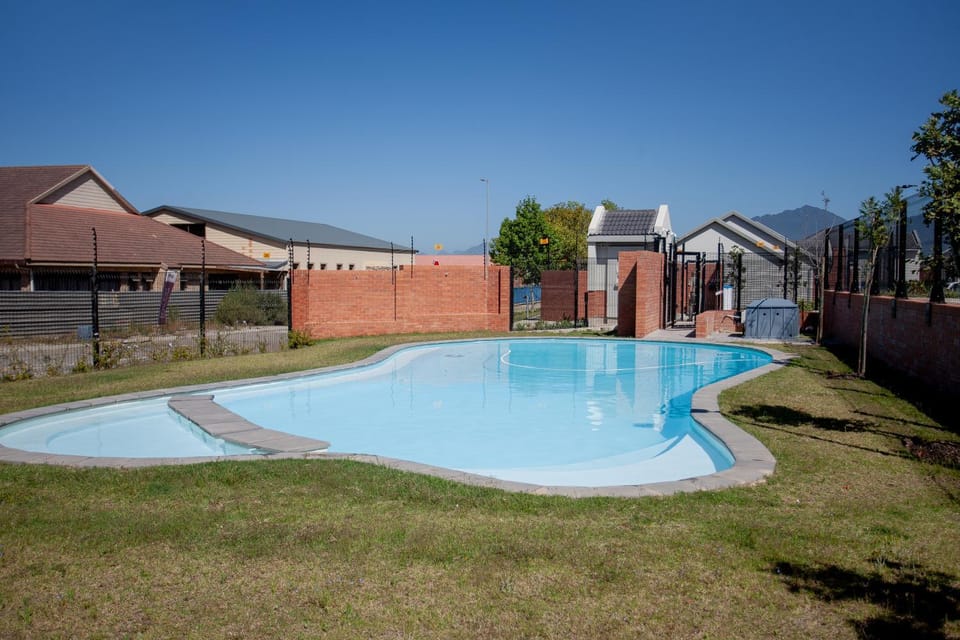 Property building, Day, Pool view, Swimming pool