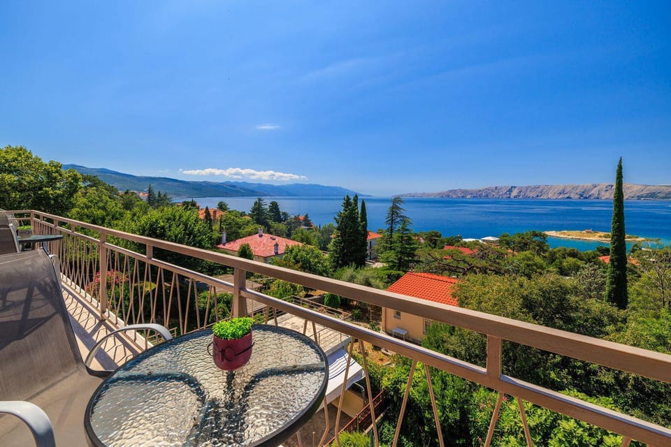 Modernes Apartment nur 300 Meter zum Strand mit Meerblick, Waschmaschine, Trockner, Grill Apartment in Novi Vinodolski