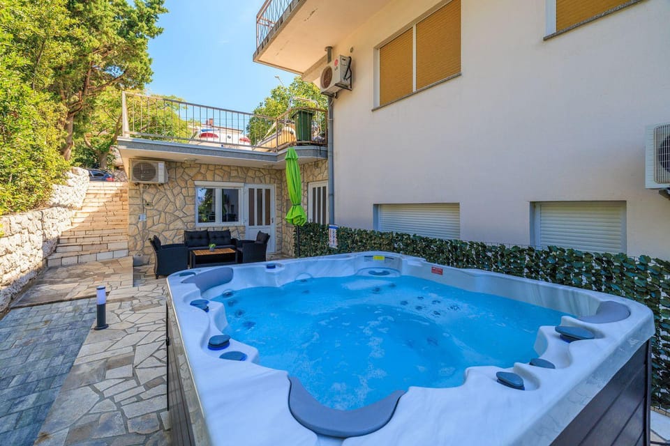 Idyllisches Apartment nur 300 Meter zum Strand mit Meerblick, Whirlpool, Grill Apartment in Novi Vinodolski