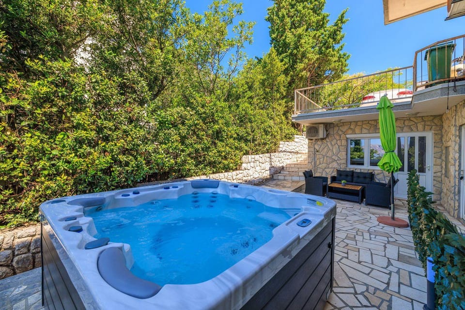 Idyllisches Apartment nur 300 Meter zum Strand mit Meerblick, Whirlpool, Grill Apartment in Novi Vinodolski