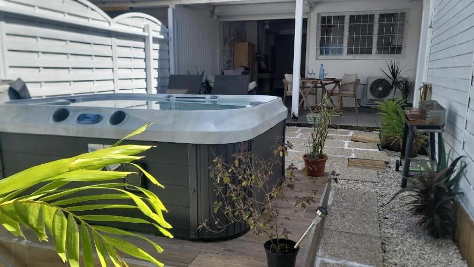 Le Maracuja Parenthèse tropicale & jacuzzi privé Apartment in Sainte-Anne