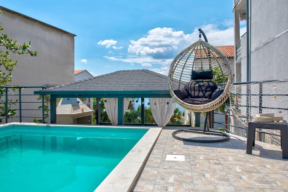 Modernes Apartment nur 150 Meter zum Strand mit Pool, Jacuzzi, Meerblick, Billard Apartment in Primorje-Gorski Kotar County