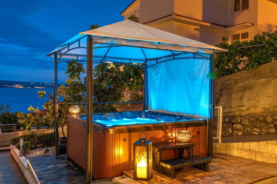 Malerisches Apartment nur 150 Meter zum Strand mit Jacuzzi, Pool, Meerblick, Billard Apartment in Primorje-Gorski Kotar County