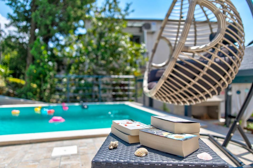 Atemberaubendes Apartment 150 Meter zum Strand mit Jacuzzi, Meerblick, Pool, Billardtisch Apartment in Primorje-Gorski Kotar County