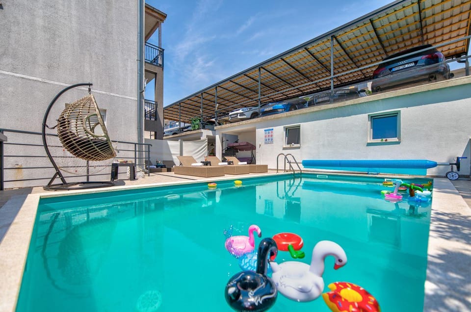Atemberaubendes Apartment 150 Meter zum Strand mit Jacuzzi, Meerblick, Pool, Billardtisch Apartment in Primorje-Gorski Kotar County