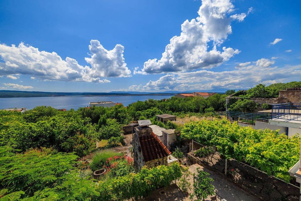 Charmantes Apartment nur 600 Meter zum Strand mit Meerblick, Holzkohlegrill, WiFi Apartment in Primorje-Gorski Kotar County