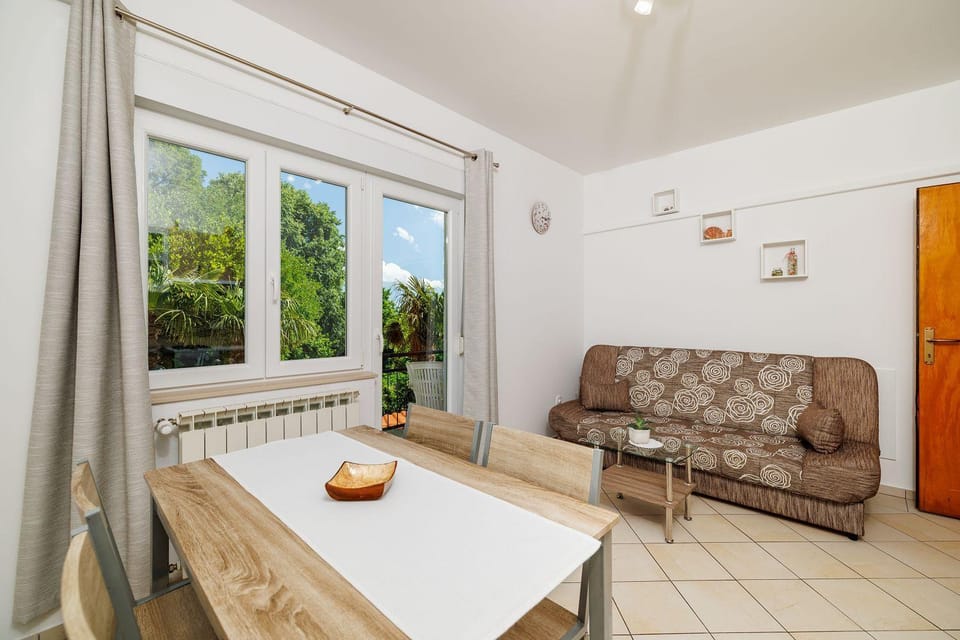 Charmantes Apartment nur 600 Meter zum Strand mit Meerblick, Holzkohlegrill, WiFi Apartment in Primorje-Gorski Kotar County