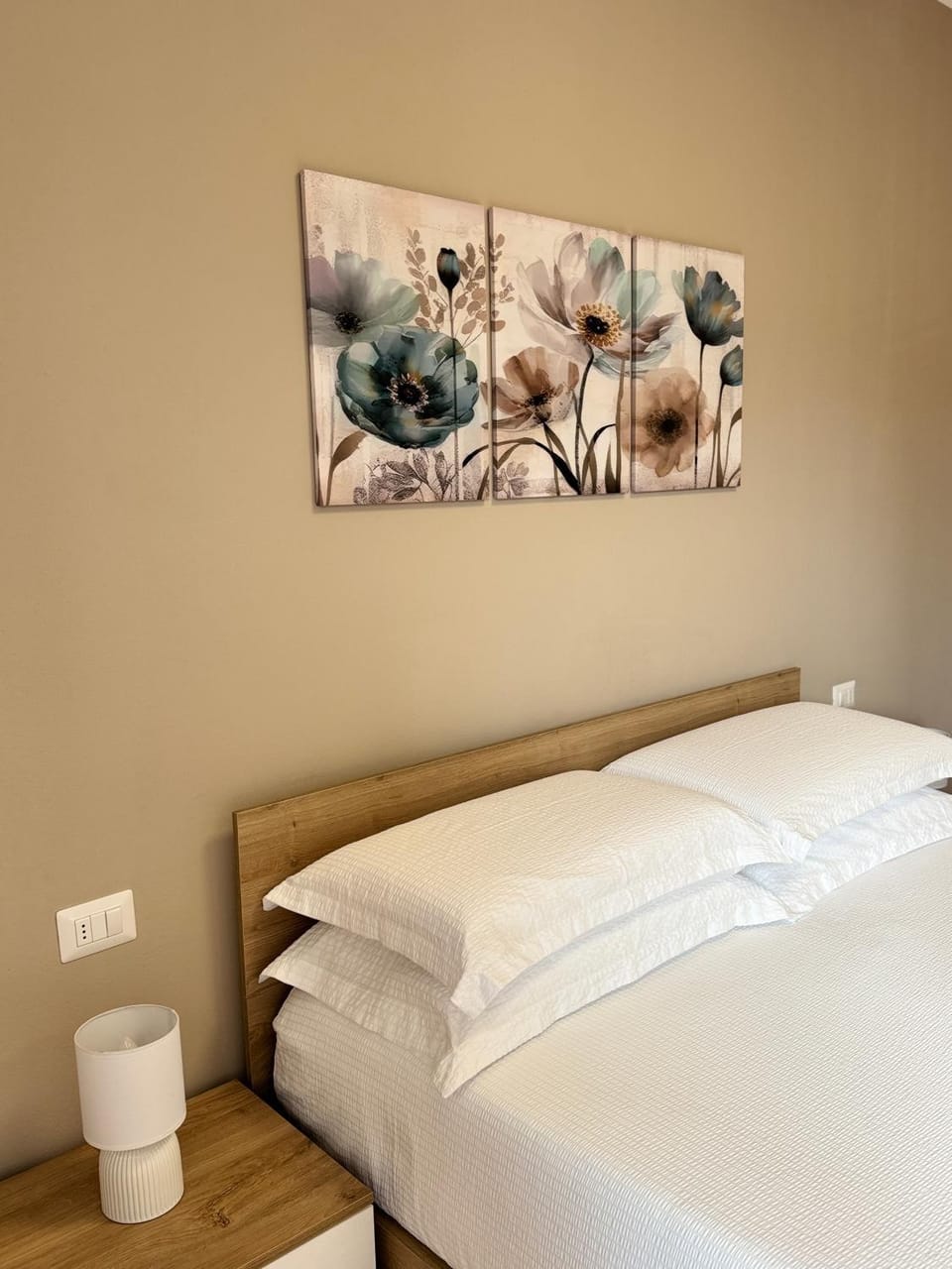 Bed, Photo of the whole room, Decorative detail, Bedroom