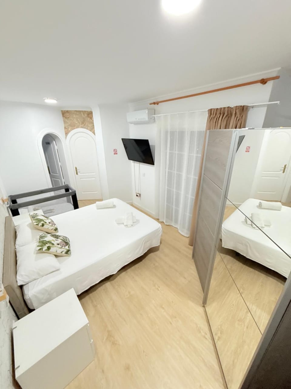 Bed, TV and multimedia, Bedroom