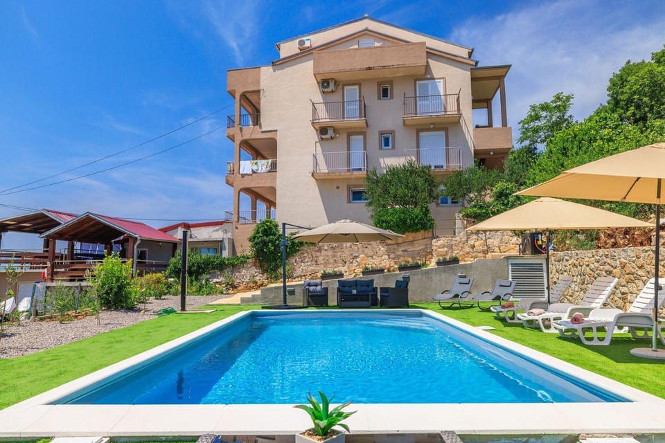 Komfortables Apartment nur 350 Meter zum Strand mit Meerblick, Pool, Aussendusche Apartment in Primorje-Gorski Kotar County