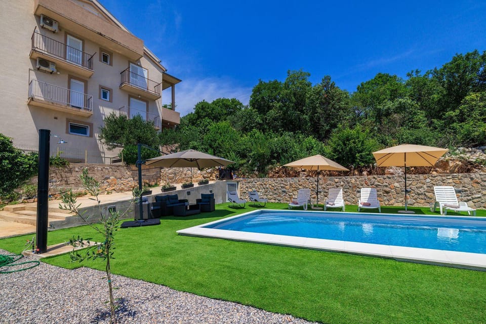 Malerisches Apartment nur 350 Meter zum Strand mit Panoramameerblick, Pool, Aussendusche Apartment in Primorje-Gorski Kotar County