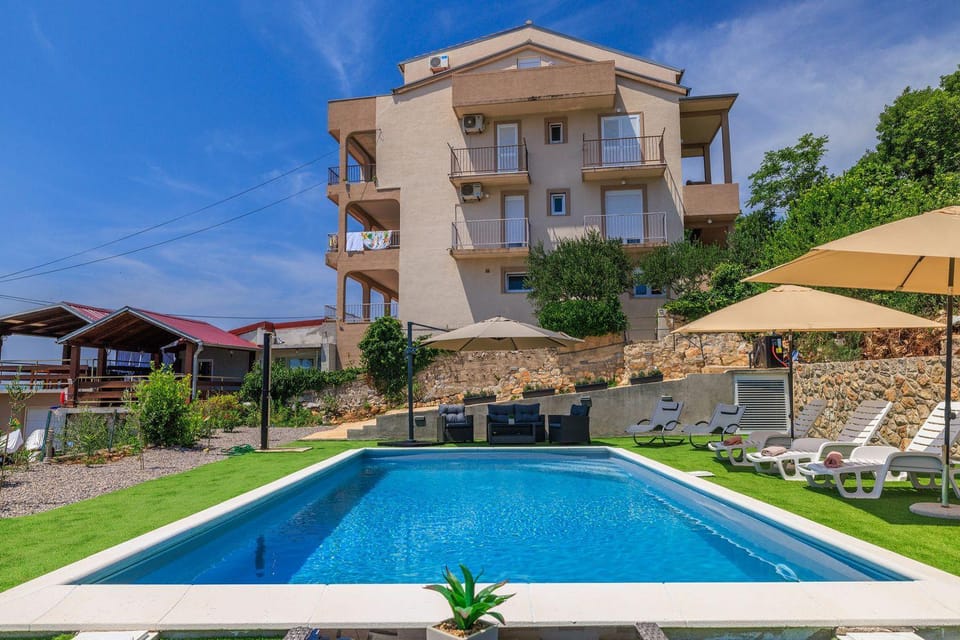 Malerisches Apartment nur 350 Meter zum Strand mit Panoramameerblick, Pool, Aussendusche Apartment in Primorje-Gorski Kotar County