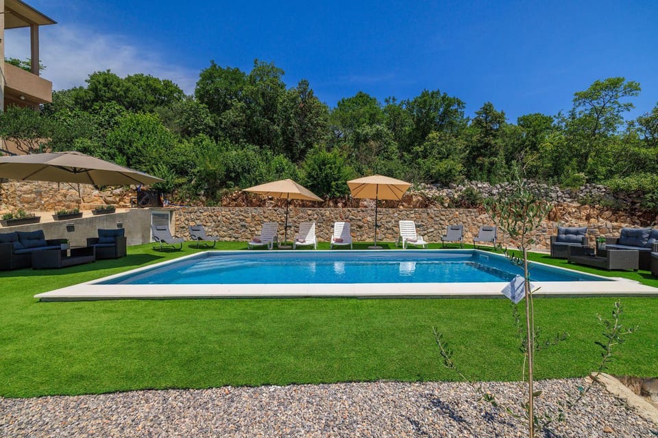 Hundefreundliches Apartment nur 350 Meter zum Strand mit Meerblick, Pool, WiFi Apartment in Primorje-Gorski Kotar County