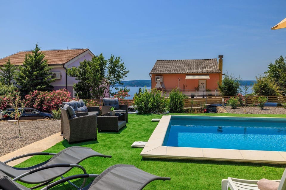 Hundefreundliches Apartment nur 350 Meter zum Strand mit Meerblick, Pool, WiFi Apartment in Primorje-Gorski Kotar County
