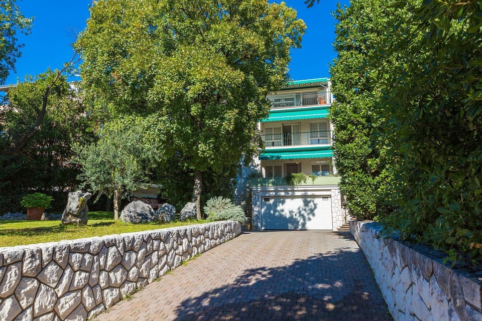 Idyllisches Apartment nur 250 Meter zum Strand mit Meerblick, privater Terrasse, Privatparkplatz Apartment in Crikvenica