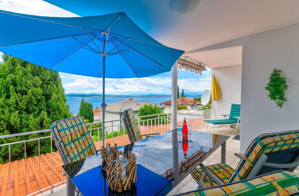 Modernes Apartment nur 350 Meter zum Sandstrand mit Meerblick, eigenem Liegestuhl, Grill Apartment in Crikvenica