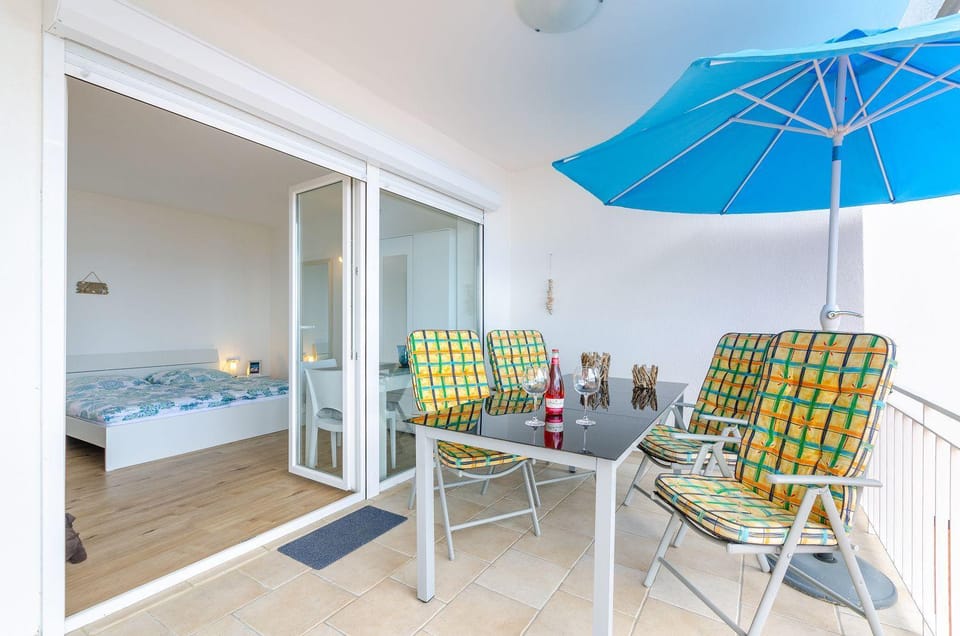 Modernes Apartment nur 350 Meter zum Sandstrand mit Meerblick, eigenem Liegestuhl, Grill Apartment in Crikvenica