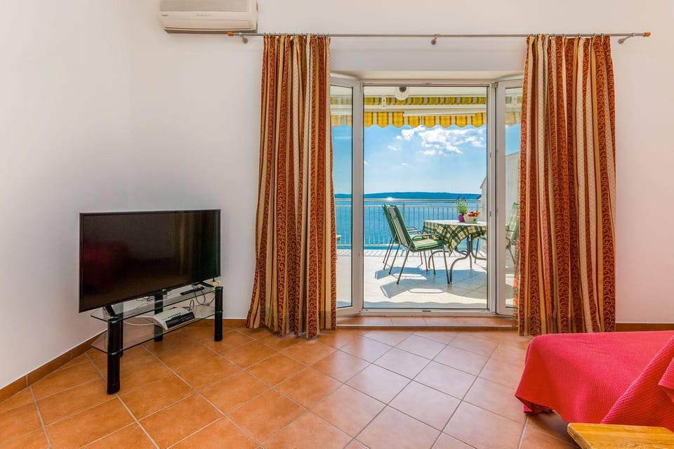 Atemberaubendes Apartment direkt am Meer mit privater Dachterrasse, eigener Galerie, WiFi Apartment in Primorje-Gorski Kotar County