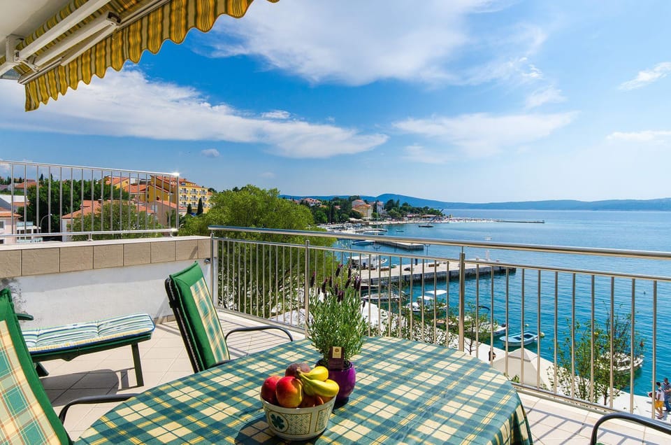 Atemberaubendes Apartment direkt am Meer mit privater Dachterrasse, eigener Galerie, WiFi Apartment in Primorje-Gorski Kotar County