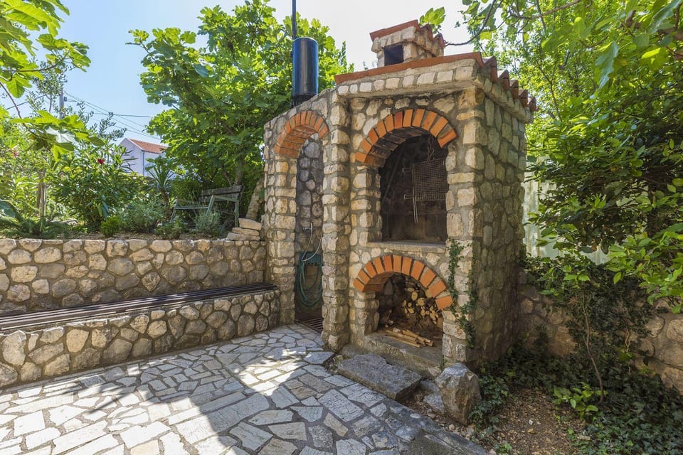 Preiswertes Apartment nur 500 Meter zum Strand mit privater Terrasse, Grill - hundefreundlich Apartment in Primorje-Gorski Kotar County