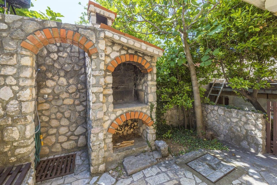 Preiswertes Apartment nur 500 Meter zum Strand mit privater Terrasse, Grill - hundefreundlich Apartment in Primorje-Gorski Kotar County