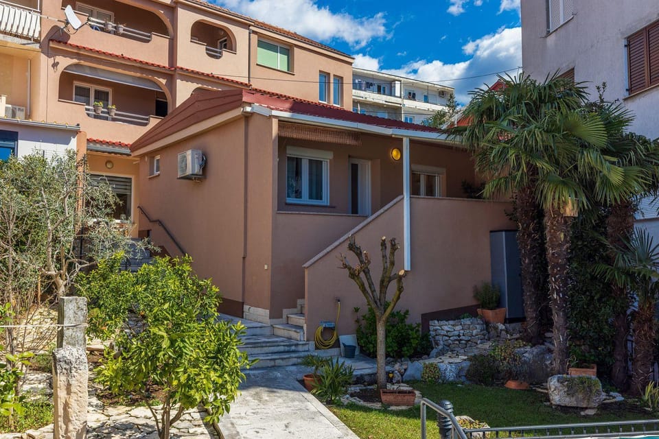 Mediterranes Apartment nur 300 Meter zum Sandstrand mit Meerblick Apartment in Crikvenica