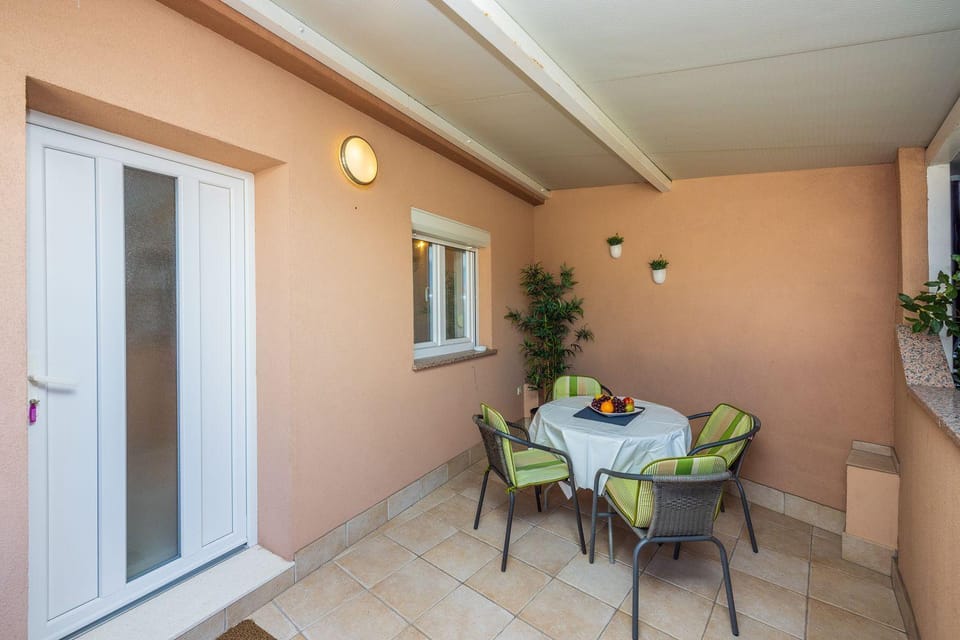 Mediterranes Apartment nur 300 Meter zum Sandstrand mit Meerblick Apartment in Crikvenica