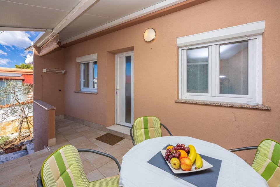 Mediterranes Apartment nur 300 Meter zum Sandstrand mit Meerblick Apartment in Crikvenica