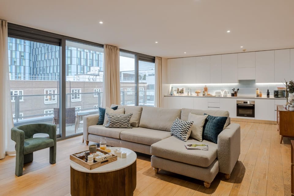 Coffee/tea facilities, Kitchen or kitchenette, Living room, Seating area, Dining area