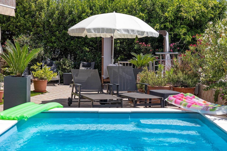 Malerisches Apartment nur 200 Meter zum Strand mit privater Terrasse, Grill, Pool, Lounge-Bereich Apartment in Primorje-Gorski Kotar County