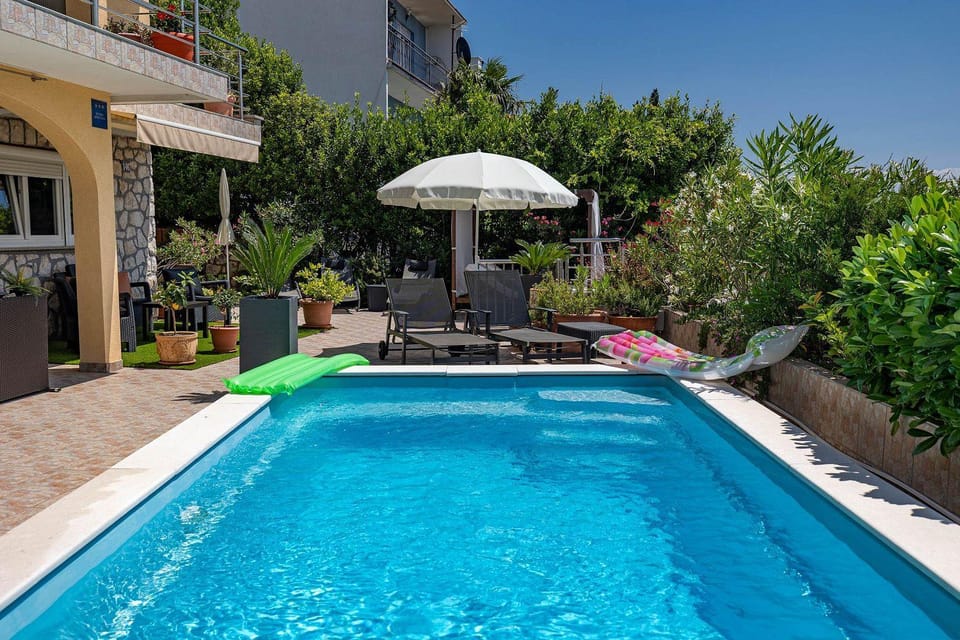 Faszinierendes Apartment nur 200 Meter zum Strand mit Meerblick, Pool, Grill, Lounge-Bereich Apartment in Primorje-Gorski Kotar County