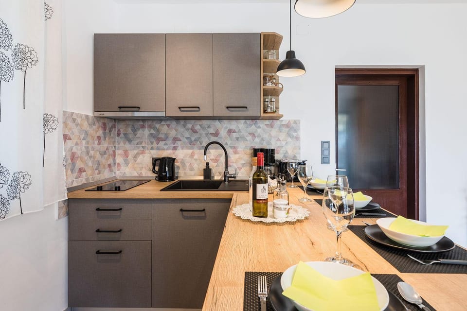 Bezauberndes Apartment nur 150 Meter zum Strand mit Meerblick, Grill, WiFi Apartment in Primorje-Gorski Kotar County