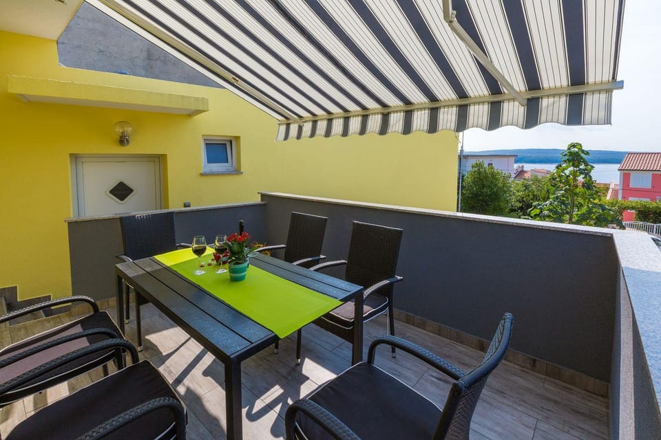 Charmantes Apartment nur 500 Meter zum Strand mit Meerblick, privatem Balkon, Privatparkplatz Apartment in Crikvenica