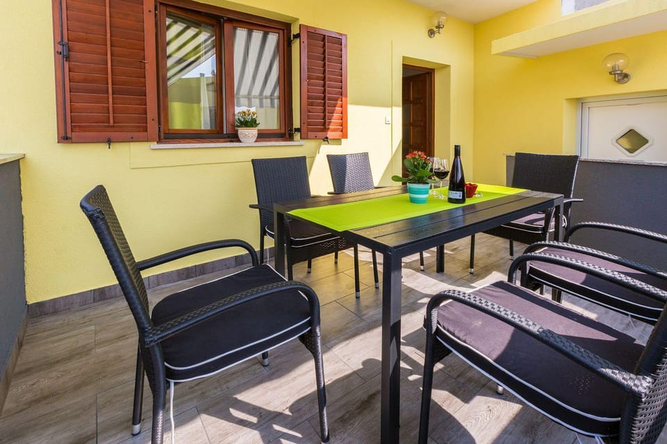Charmantes Apartment nur 500 Meter zum Strand mit Meerblick, privatem Balkon, Privatparkplatz Apartment in Crikvenica