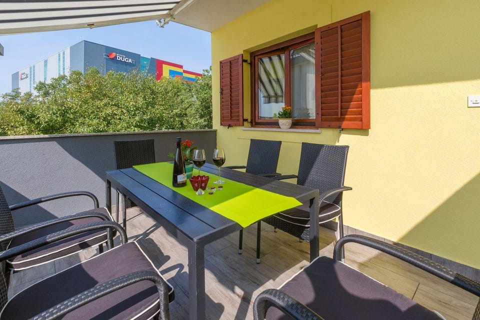 Charmantes Apartment nur 500 Meter zum Strand mit Meerblick, privatem Balkon, Privatparkplatz Apartment in Crikvenica
