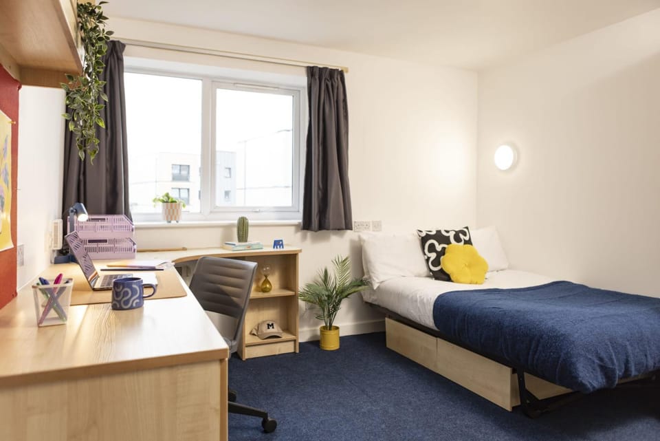 Photo of the whole room, Bedroom