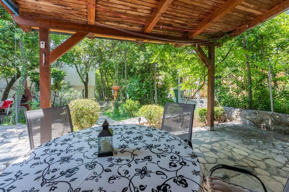 Einzigartiges Apartment nur 20 Meter zum Strand mit privater Terrasse, Grill - hundefreundlich Apartment in Crikvenica