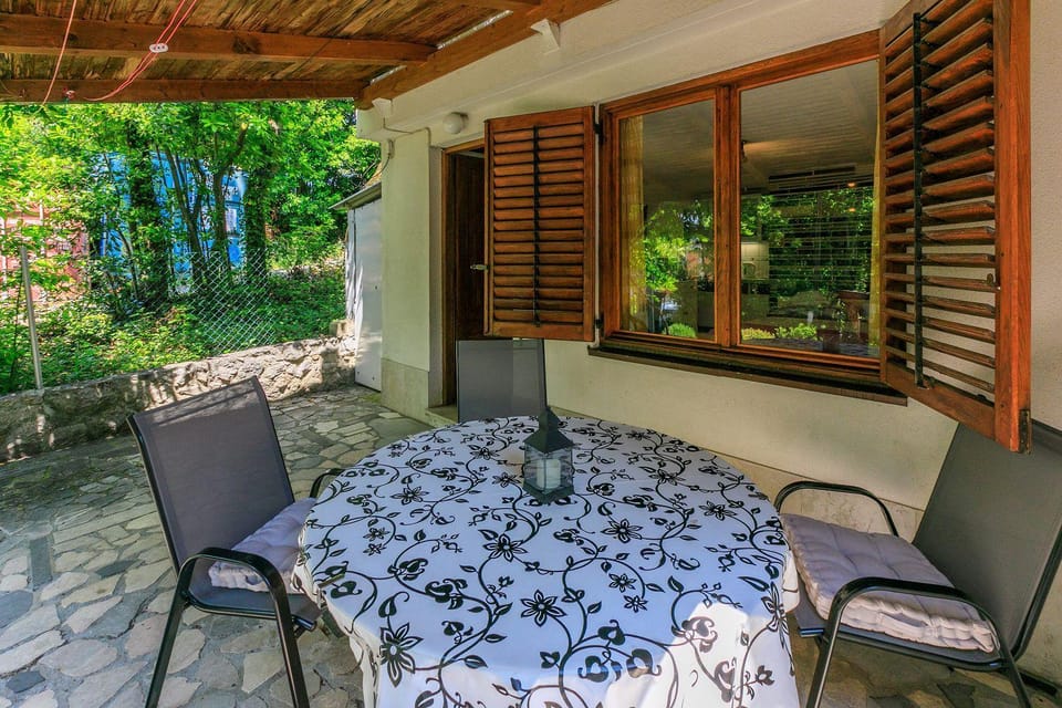 Einzigartiges Apartment nur 20 Meter zum Strand mit privater Terrasse, Grill - hundefreundlich Apartment in Crikvenica
