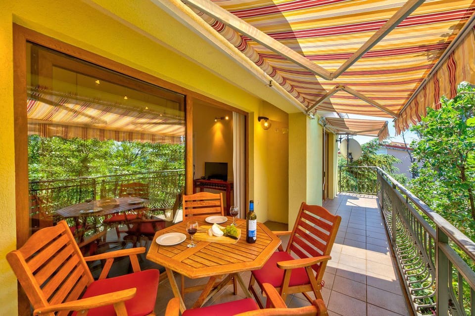 Malerisches Apartment nur 200 Meter zum Strand mit Meerblick, Privatparkplatz, Grillbereich Apartment in Primorje-Gorski Kotar County