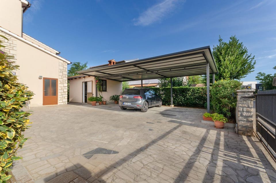 Helles Apartment nur 20 Minuten zum Strand mit 2 Terrassen Apartment in Rovinj