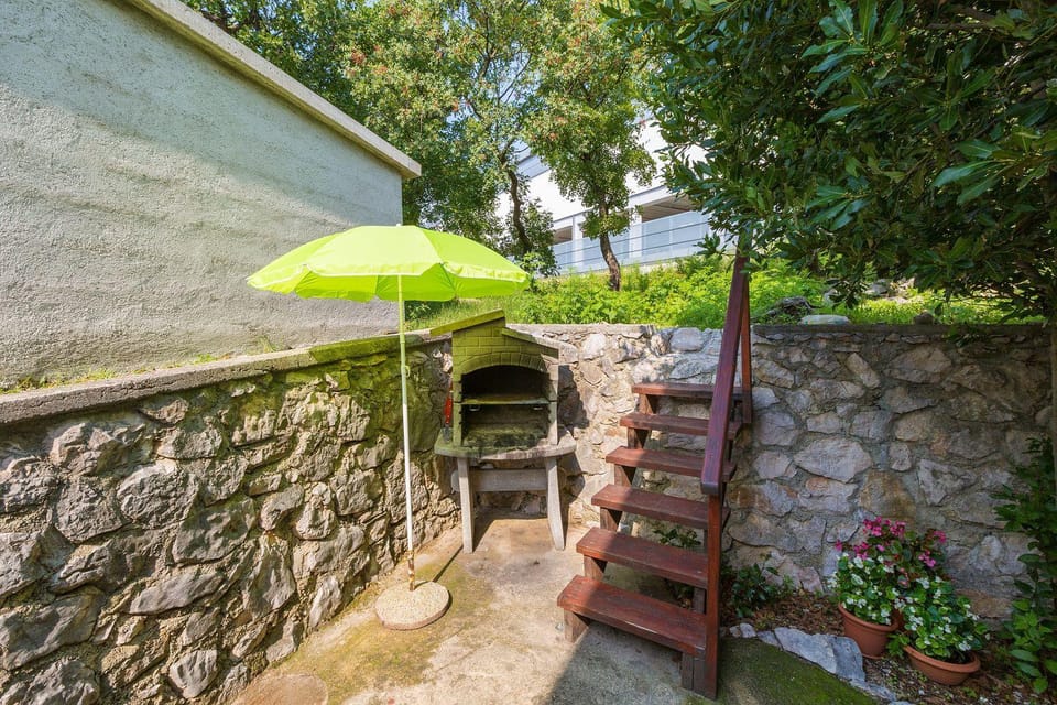 Mediterranes Apartment mit drei Terrassen, Grill, WiFi - nur 500 Meter zum Strand Apartment in Crikvenica