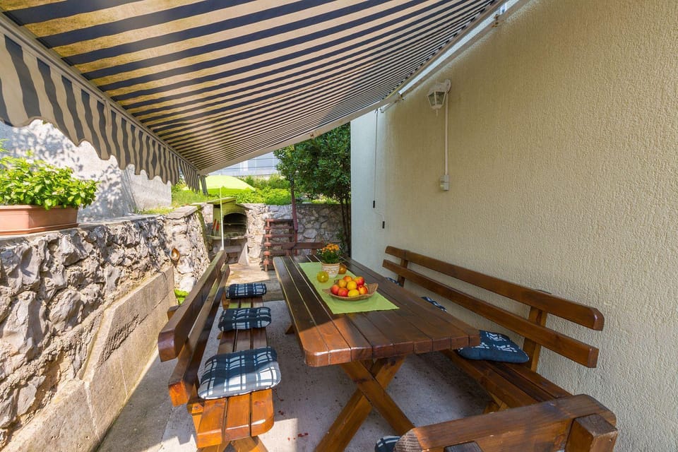 Mediterranes Apartment mit drei Terrassen, Grill, WiFi - nur 500 Meter zum Strand Apartment in Crikvenica