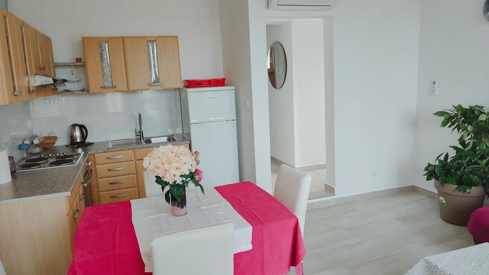 Charmantes Apartment nur 700 Meter zum Strand mit Terrasse und Balkon Apartment in Rovinj
