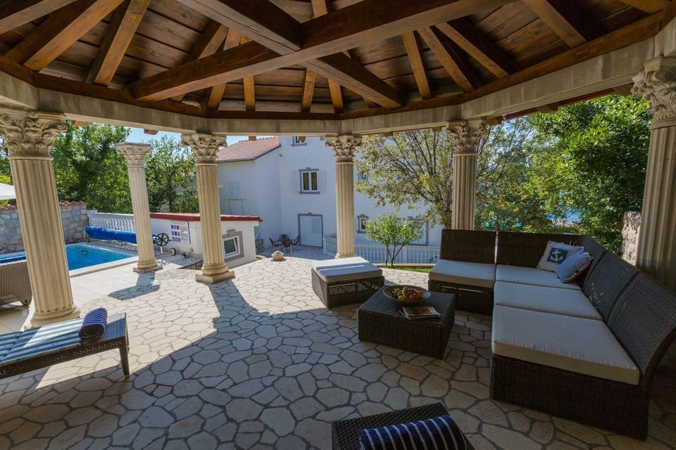 Charmantes Apartment nur 700 Meter zum Strand mit Meerblick, Pool, BBQ, Privatparkplatz Apartment in Crikvenica