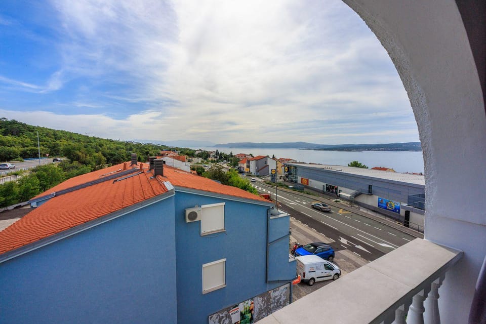 Lauschiges Apartment nur 650 Meter zum Strand mit Meerblick, Privatparkplatz, Waschmaschine Apartment in Crikvenica