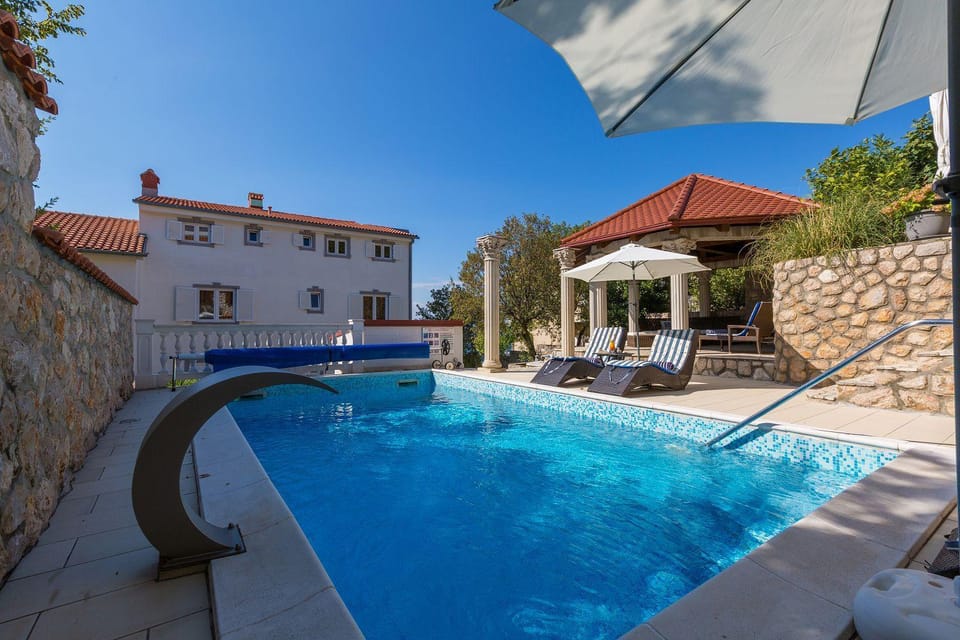 Einzigartiges Apartment mit grandiosen Meerblick, Pool, BBQ und nur 700 Meter zum Strand Apartment in Crikvenica